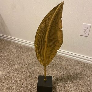 Gold feather decor